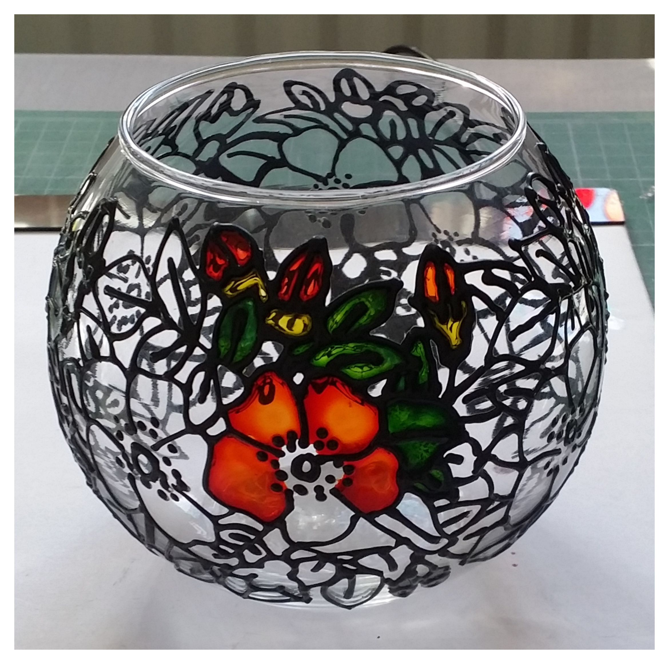 Ropa Reunión Increíble Glass Painted Round vase. -